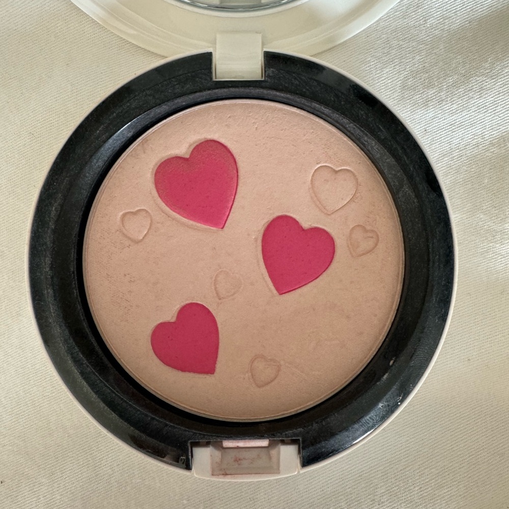 Archie collection. Beautiful blush/highlighter.